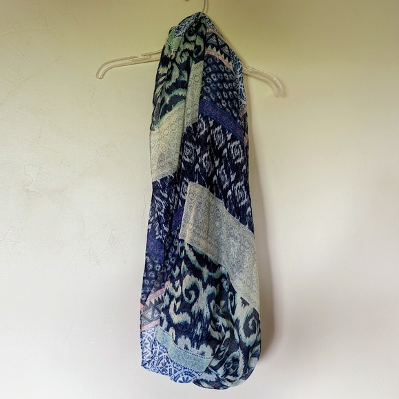 Patterned infinity scarf - Picture 2 of 3